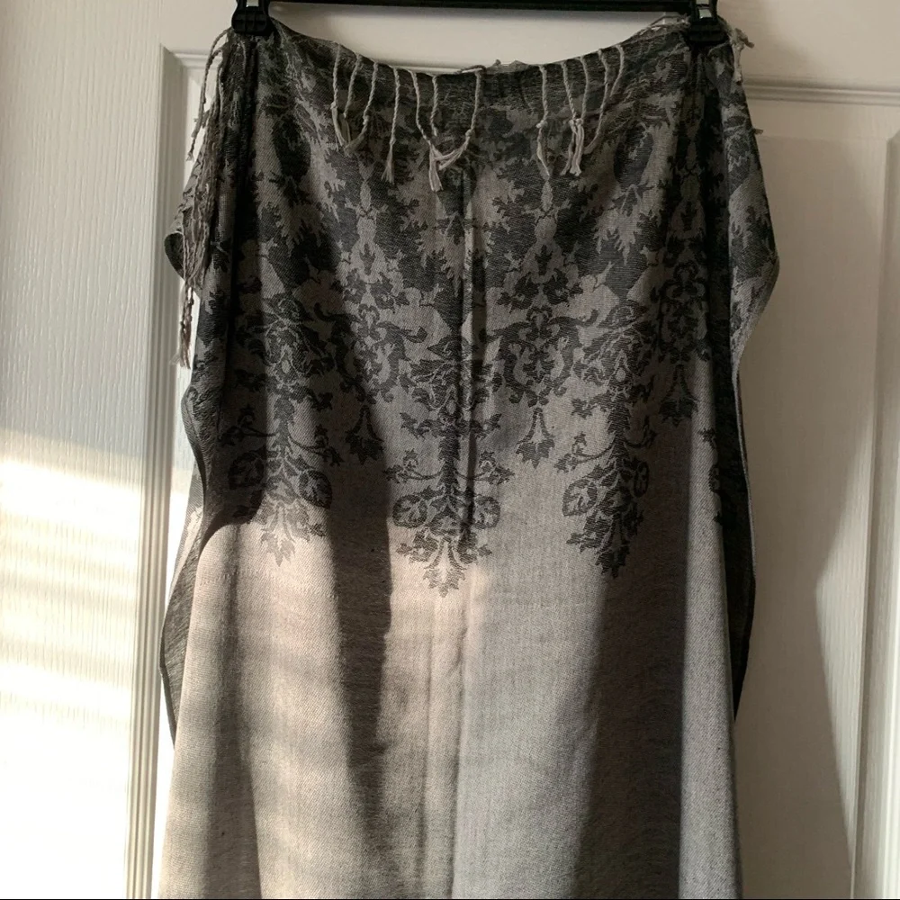 SCARF WRAP REVERSIBLE, NWOT PASHMINA, BEAUTIFUL DRESS/CASUAL